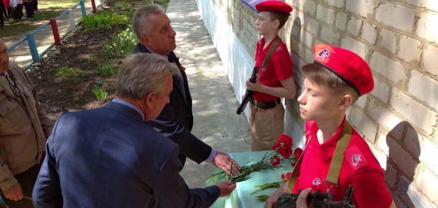В Новобурасском районе открыли мемориальную доску погибшему в СВО Александру Шаповалову