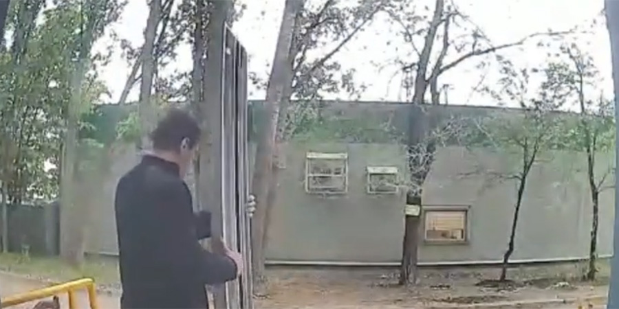 В Солнечном двое мужчин украли двери лифта из подъезда