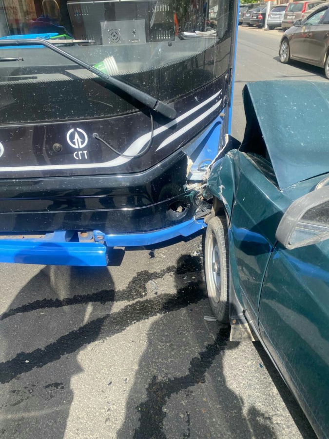 На Чапаева троллейбус столкнулся с двумя авто. Есть пострадавший