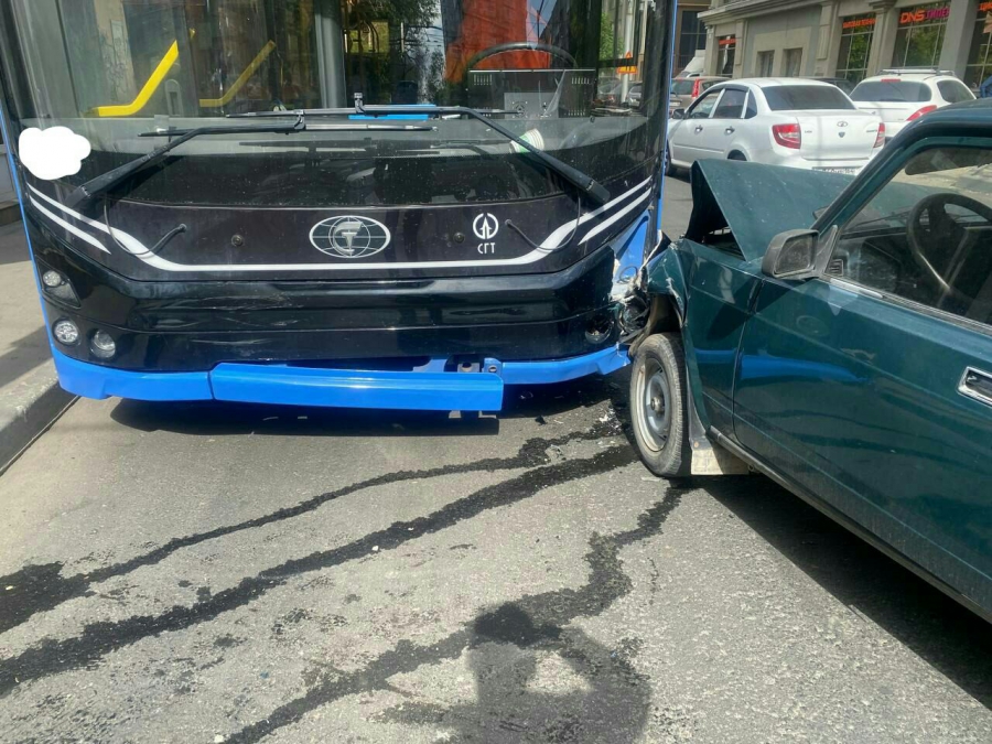 На Чапаева троллейбус столкнулся с двумя авто. Есть пострадавший