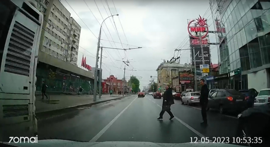 На Московской автолюбитель пожалел пешеходов-нарушителей и подверг их опасности