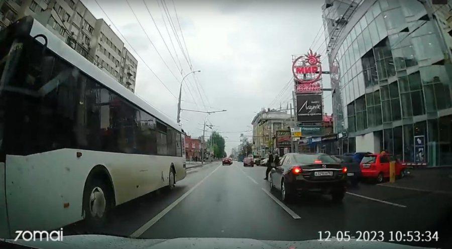 На Московской автолюбитель пожалел пешеходов-нарушителей и подверг их опасности