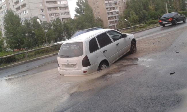 Автомобиль провалился, проезжая через лужу на Тархова