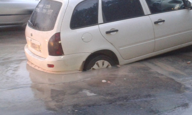 Автомобиль провалился, проезжая через лужу на Тархова