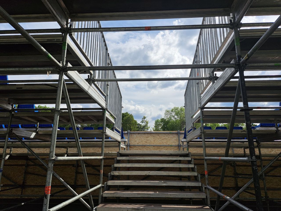 На Театральной площади ставят стадион для чемпионата РФ по пляжному футболу