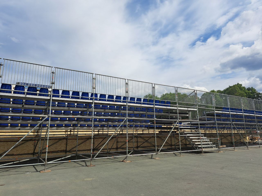 На Театральной площади ставят стадион для чемпионата РФ по пляжному футболу