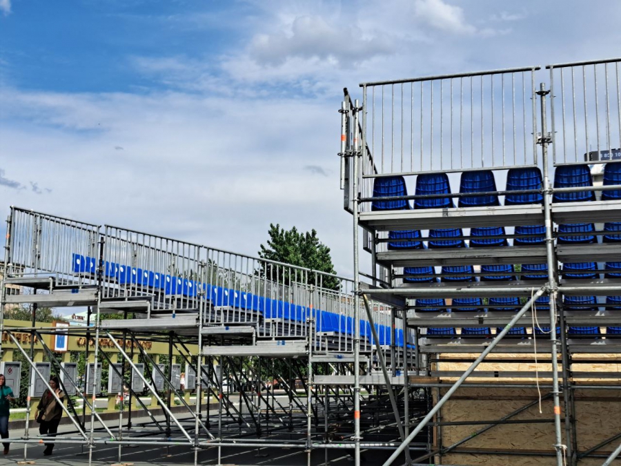 На Театральной площади ставят стадион для чемпионата РФ по пляжному футболу