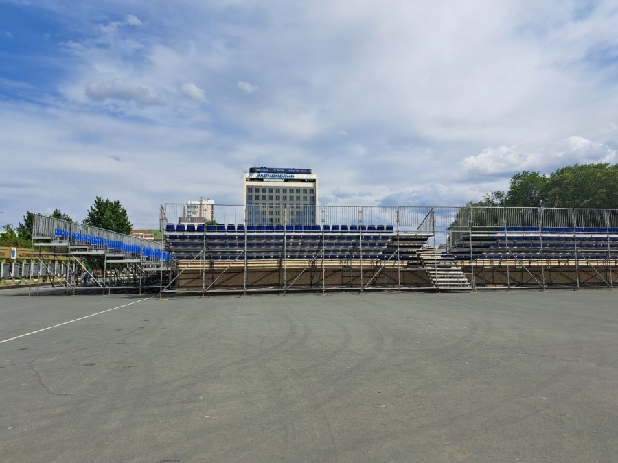 На Театральной площади ставят стадион для чемпионата РФ по пляжному футболу