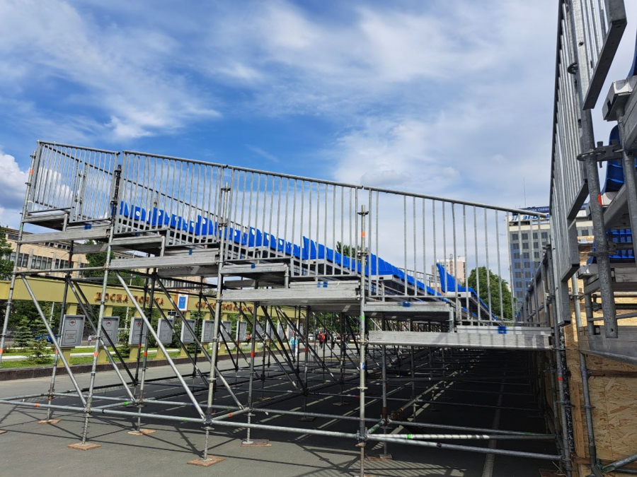 На Театральной площади ставят стадион для чемпионата РФ по пляжному футболу