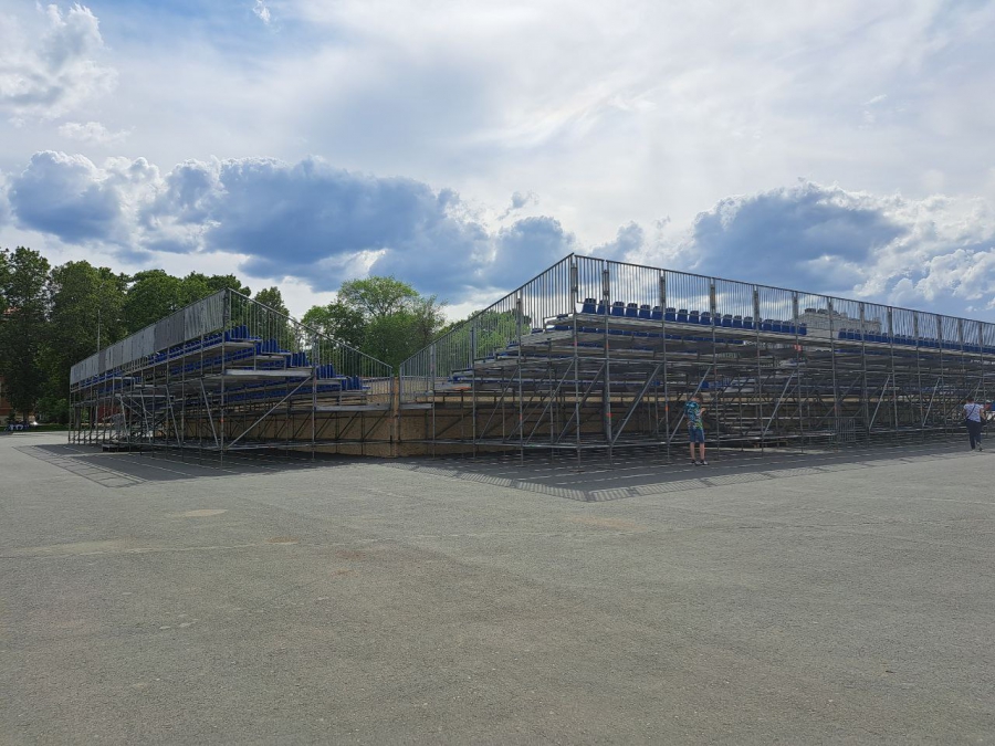 На Театральной площади ставят стадион для чемпионата РФ по пляжному футболу