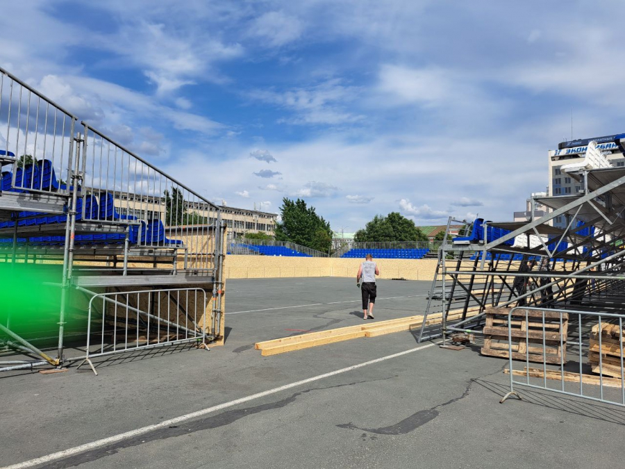 На Театральной площади ставят стадион для чемпионата РФ по пляжному футболу