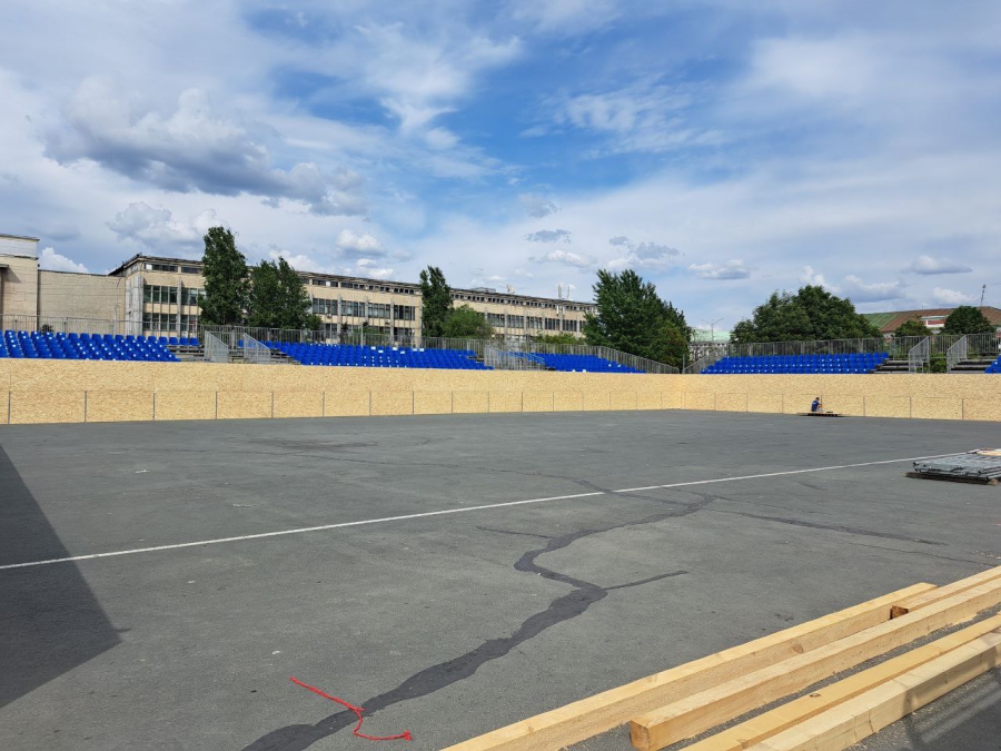 На Театральной площади ставят стадион для чемпионата РФ по пляжному футболу