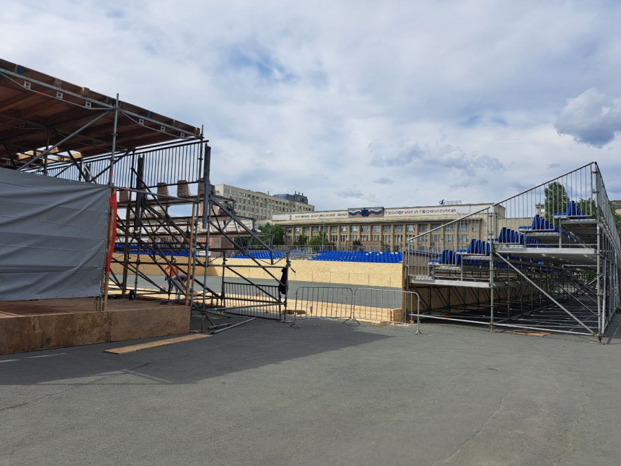 На Театральной площади ставят стадион для чемпионата РФ по пляжному футболу