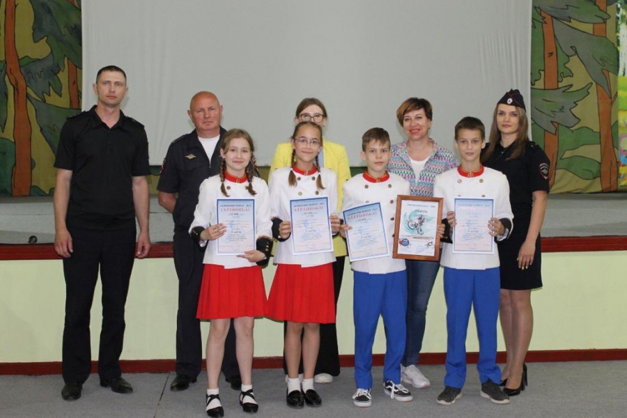 Школы из Энгельса, Аркадака и Маркса стали лучшими по знаниям ПДД