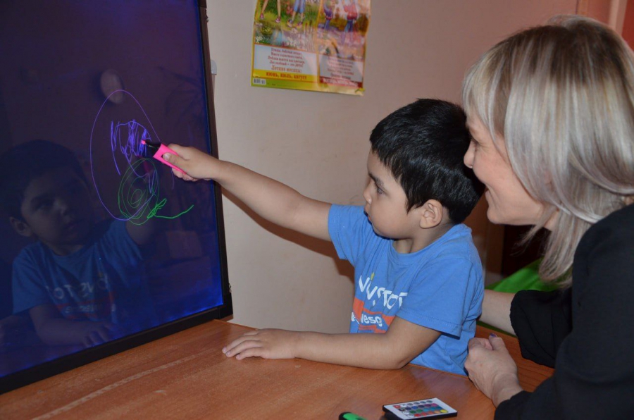 В Саратове для детей с ограниченными возможностями проводят арт-терапию на светодиодной доске