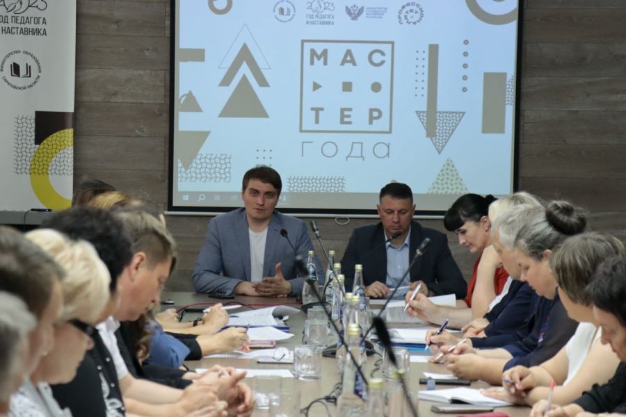 Представители Минпросвещения РФ обсудили в Саратове развитие среднего образования