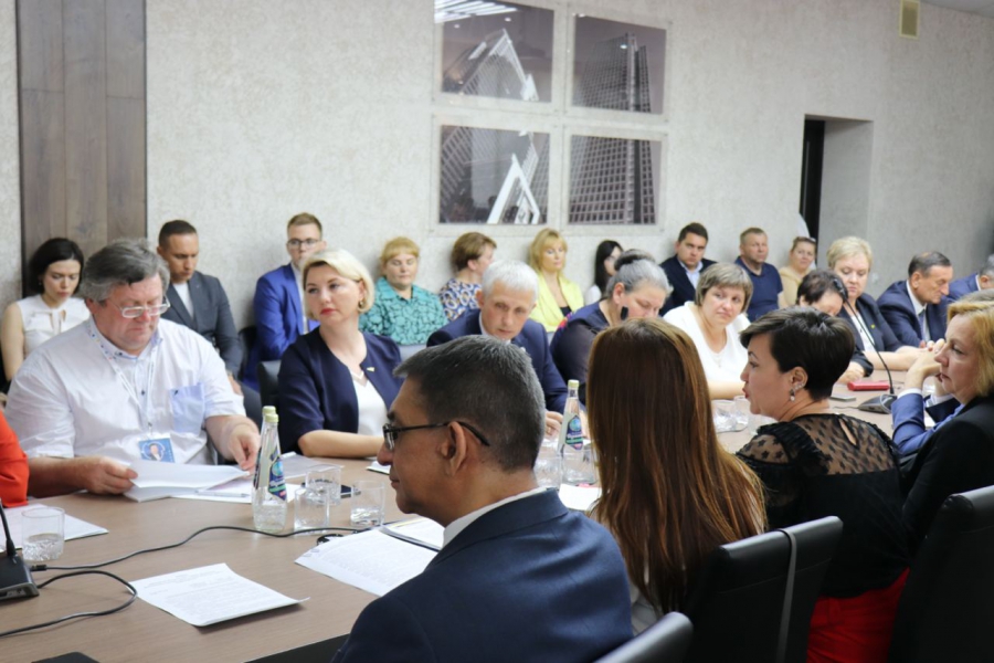 Представители Минпросвещения РФ обсудили в Саратове развитие среднего образования