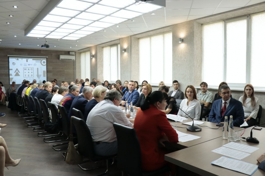 Представители Минпросвещения РФ обсудили в Саратове развитие среднего образования