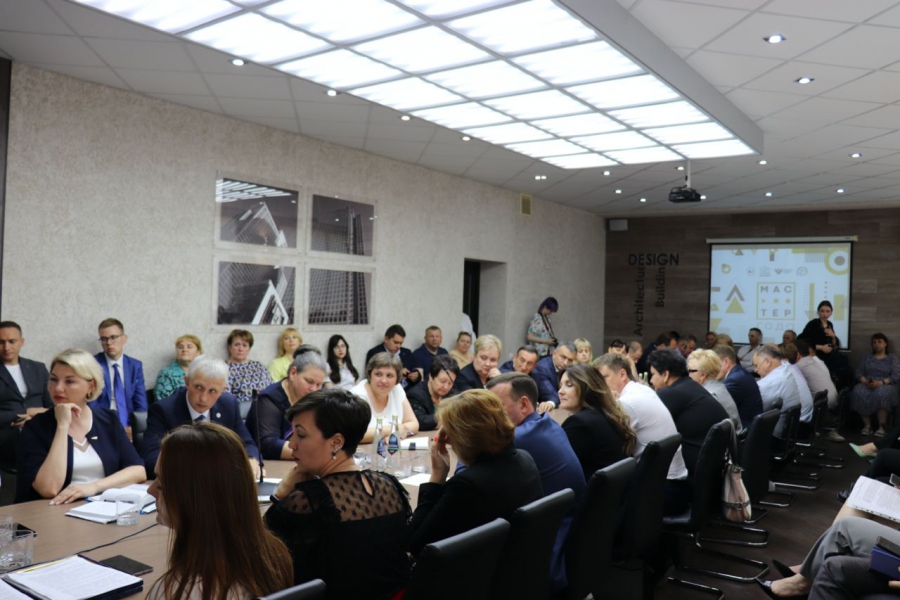 Представители Минпросвещения РФ обсудили в Саратове развитие среднего образования