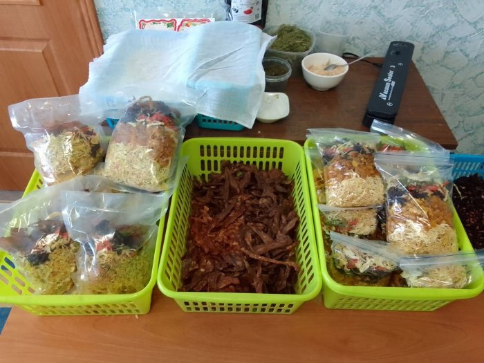 Саратовских пенсионеров научили плести маскировочные сети для бойцов СВО