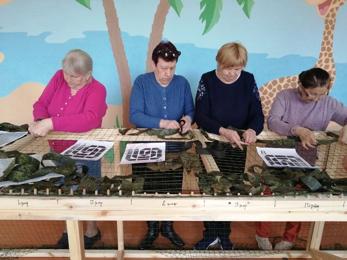 Саратовских пенсионеров научили плести маскировочные сети для бойцов СВО