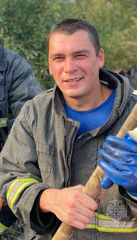 В Балашове пожарный в свой выходной спас мужчину из огня