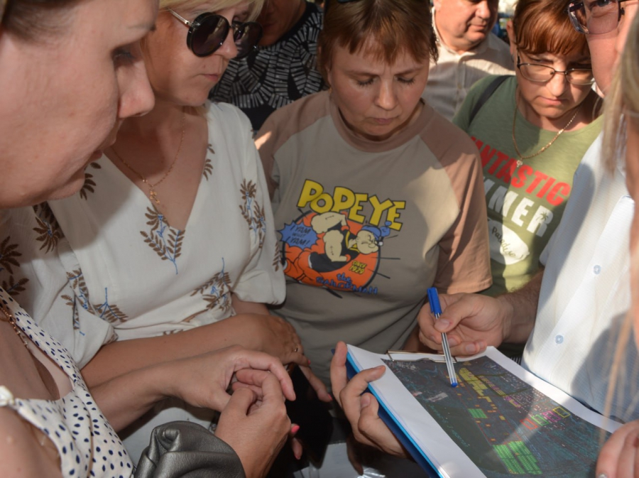 В Приволжском на участках для многодетных строят водопровод и делают уличное освещение