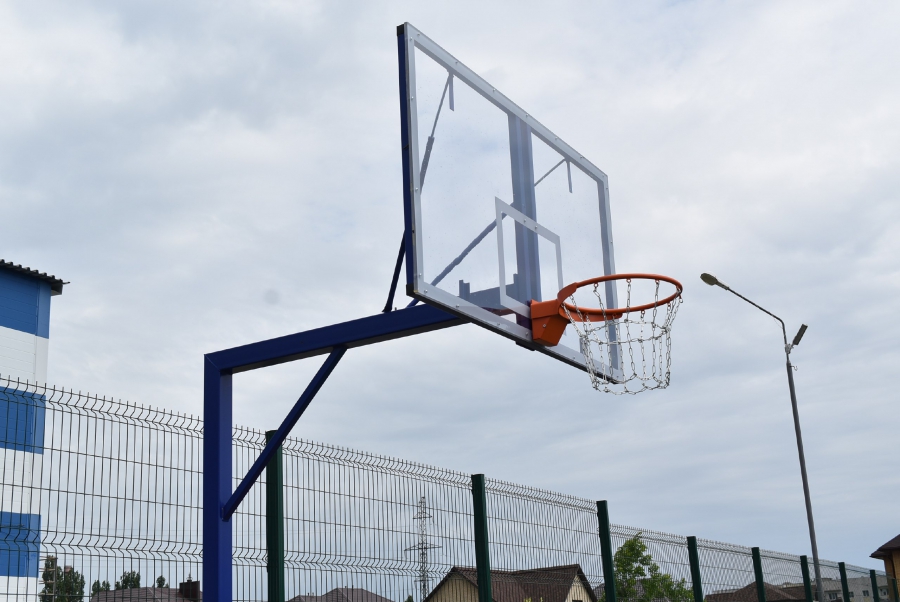 В Ртищеве установили новую детскую спортплощадку для мини-футбола и баскетбола