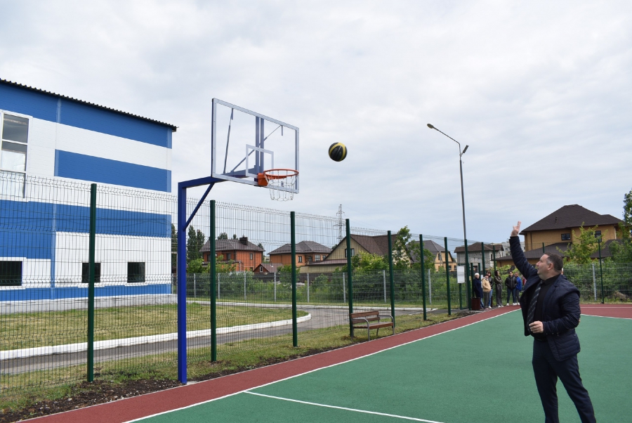 В Ртищеве установили новую детскую спортплощадку для мини-футбола и баскетбола