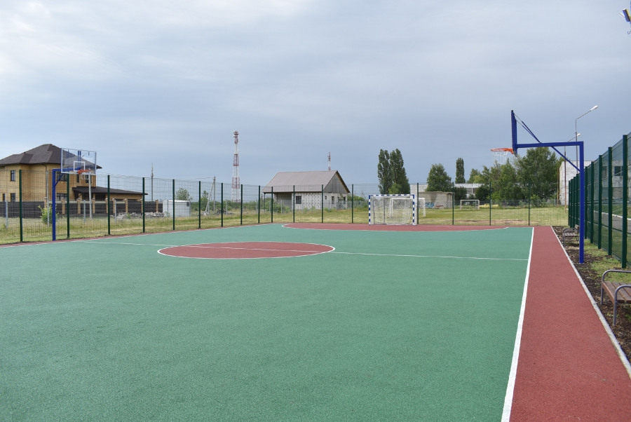 В Ртищеве установили новую детскую спортплощадку для мини-футбола и баскетбола