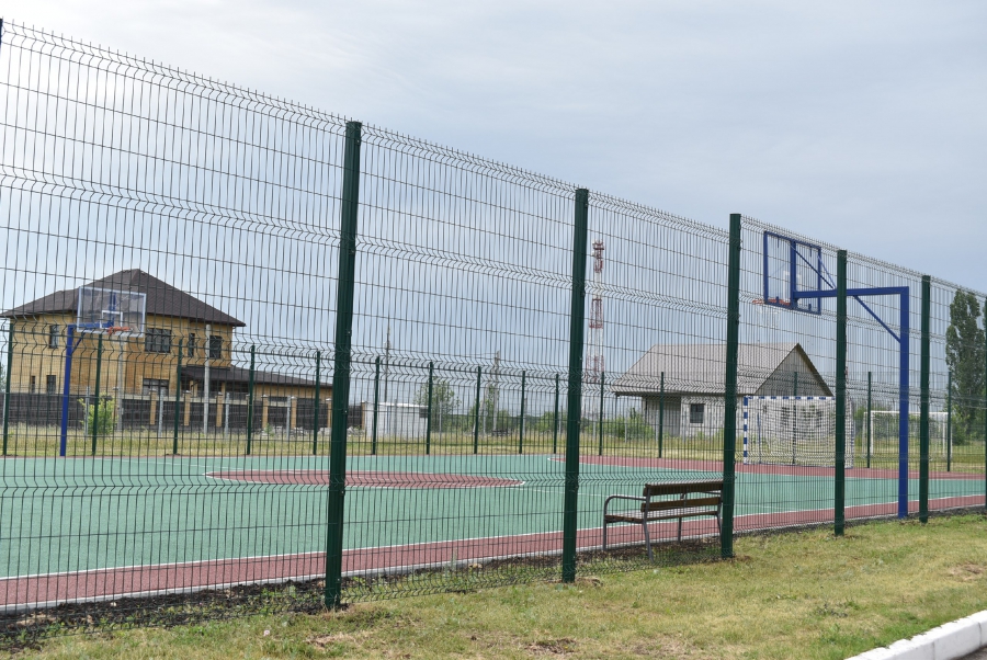 В Ртищеве установили новую детскую спортплощадку для мини-футбола и баскетбола