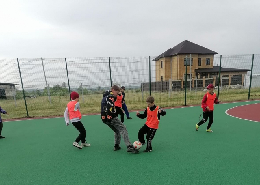В Ртищеве установили новую детскую спортплощадку для мини-футбола и баскетбола