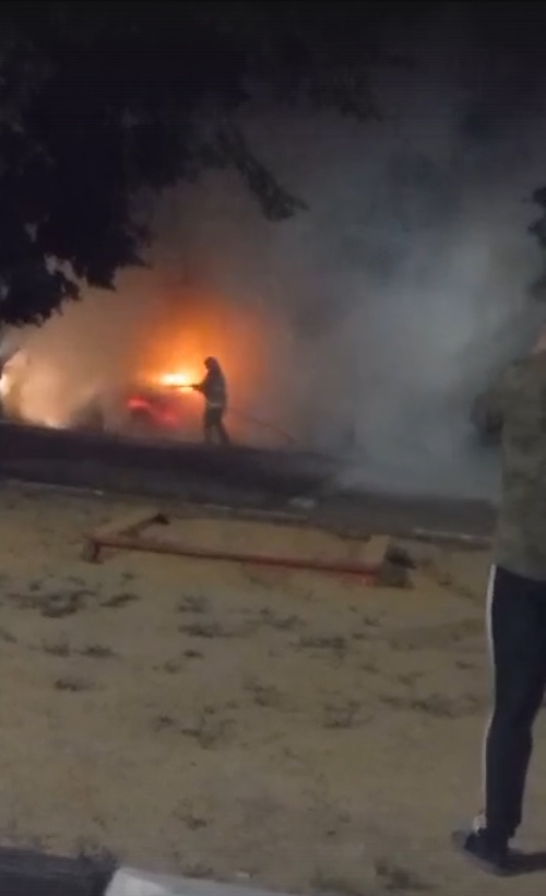 В Аткарске ночью на парковке загорелся «Фольксваген»