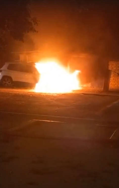 В Аткарске ночью на парковке загорелся «Фольксваген»