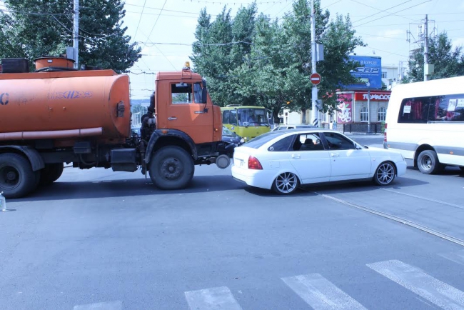 На Астраханской и Московской бензовоз столкнулся с «Приорой»