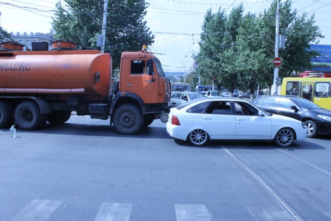 На Астраханской и Московской бензовоз столкнулся с «Приорой»