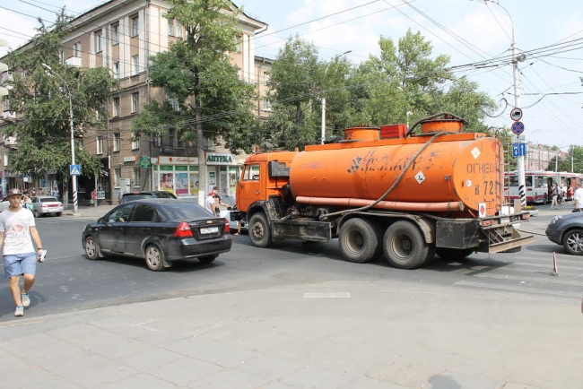 На Астраханской и Московской бензовоз столкнулся с «Приорой»