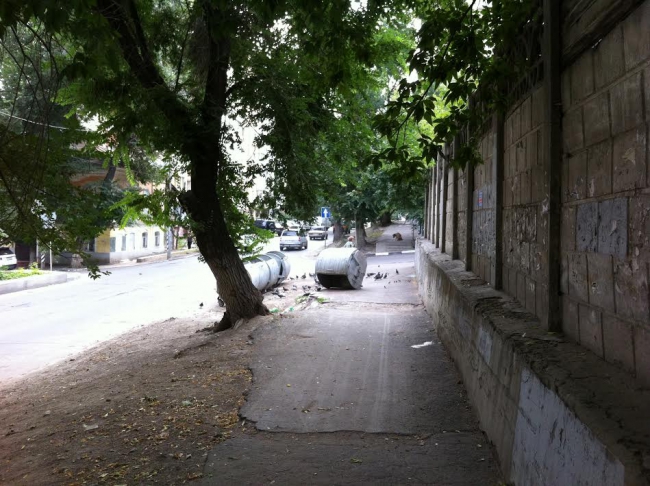 Перевернутый контейнер в центре Саратова превратил пешеходную зону в свалку