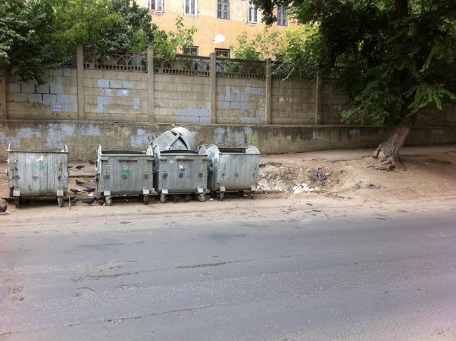 Перевернутый контейнер в центре Саратова превратил пешеходную зону в свалку