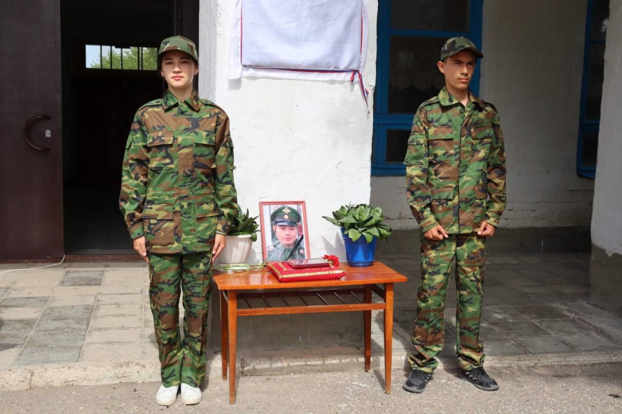 В Озинском районе открыли мемориальную доску погибшему в СВО Руслану Габдришеву