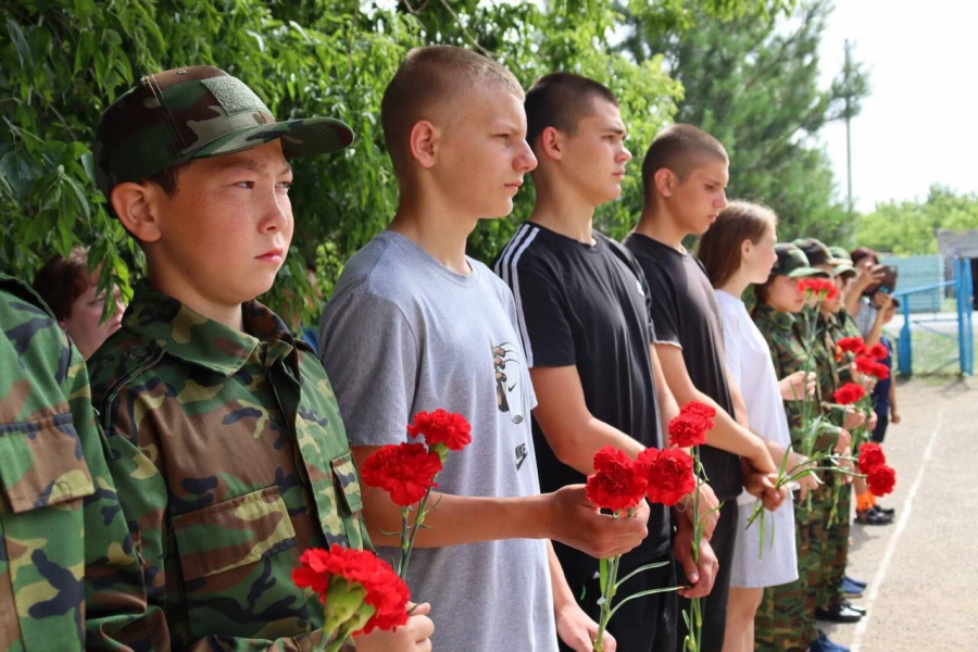 В Озинском районе открыли мемориальную доску погибшему в СВО Руслану Габдришеву