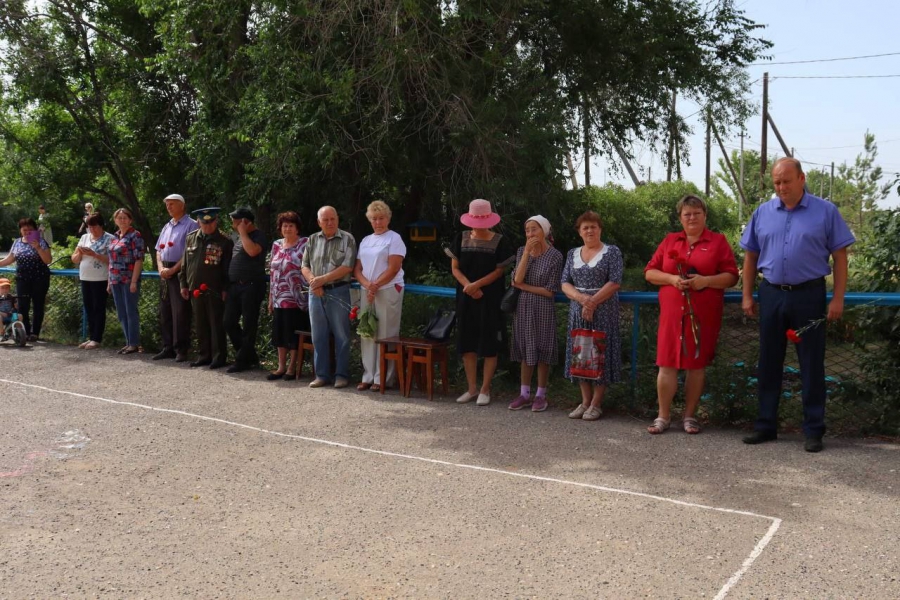 В Озинском районе открыли мемориальную доску погибшему в СВО Руслану Габдришеву