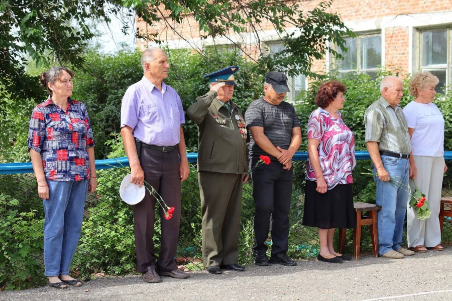 В Озинском районе открыли мемориальную доску погибшему в СВО Руслану Габдришеву