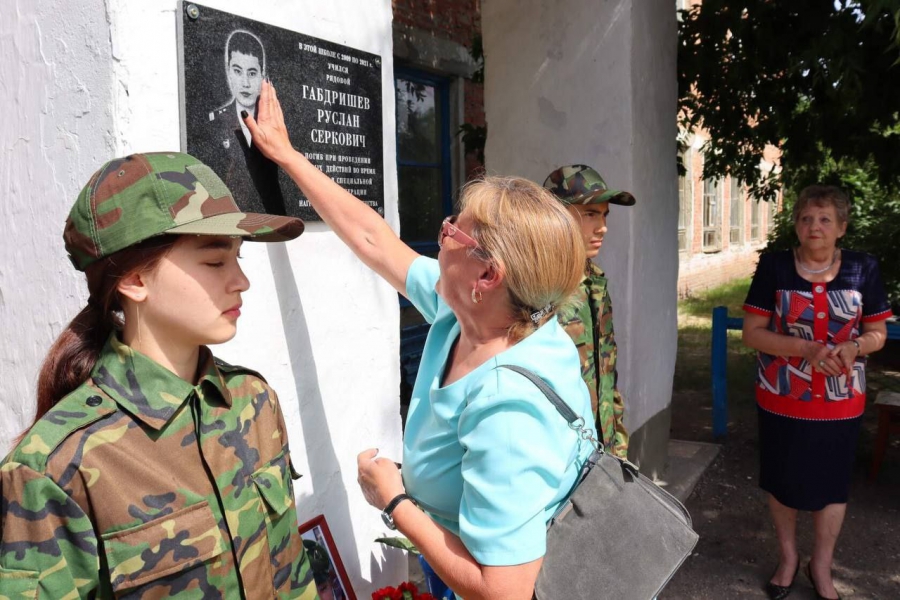 В Озинском районе открыли мемориальную доску погибшему в СВО Руслану Габдришеву