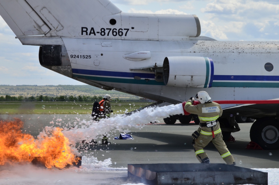 В Саратовском аэропорту тренировались спасать людей в «горящем самолете»
