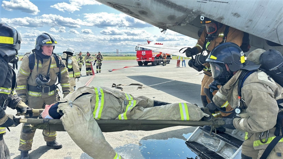В Саратовском аэропорту тренировались спасать людей в «горящем самолете»