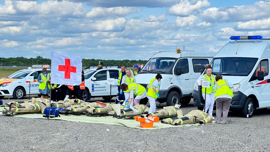 В Саратовском аэропорту тренировались спасать людей в «горящем самолете»