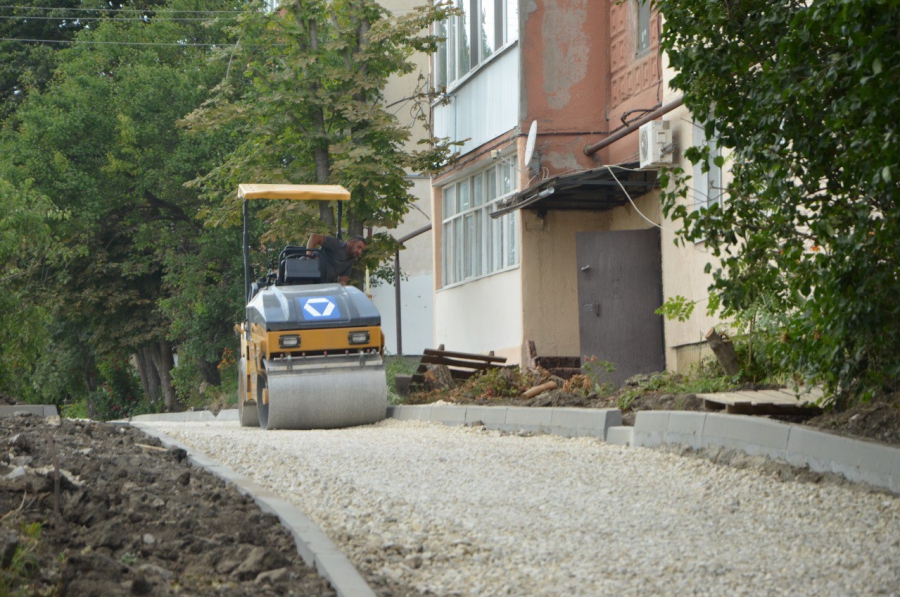 В поселке Расково благоустраивают более 2000 кв.м дворовой территории