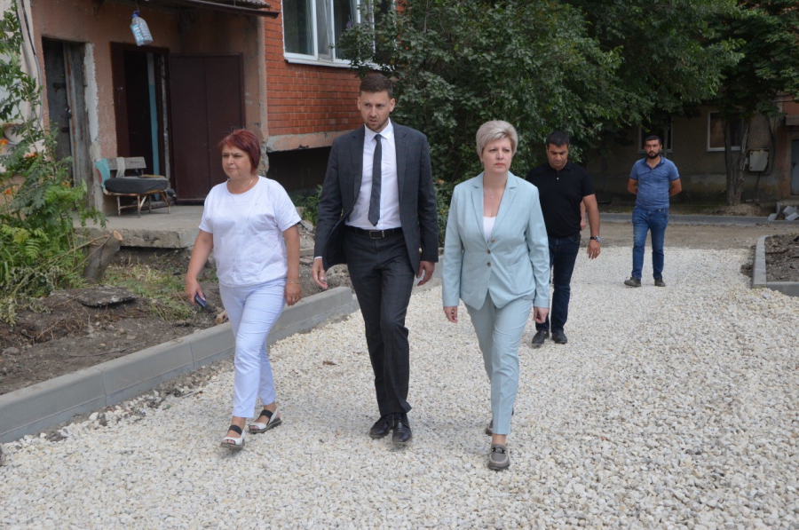 В поселке Расково благоустраивают более 2000 кв.м дворовой территории