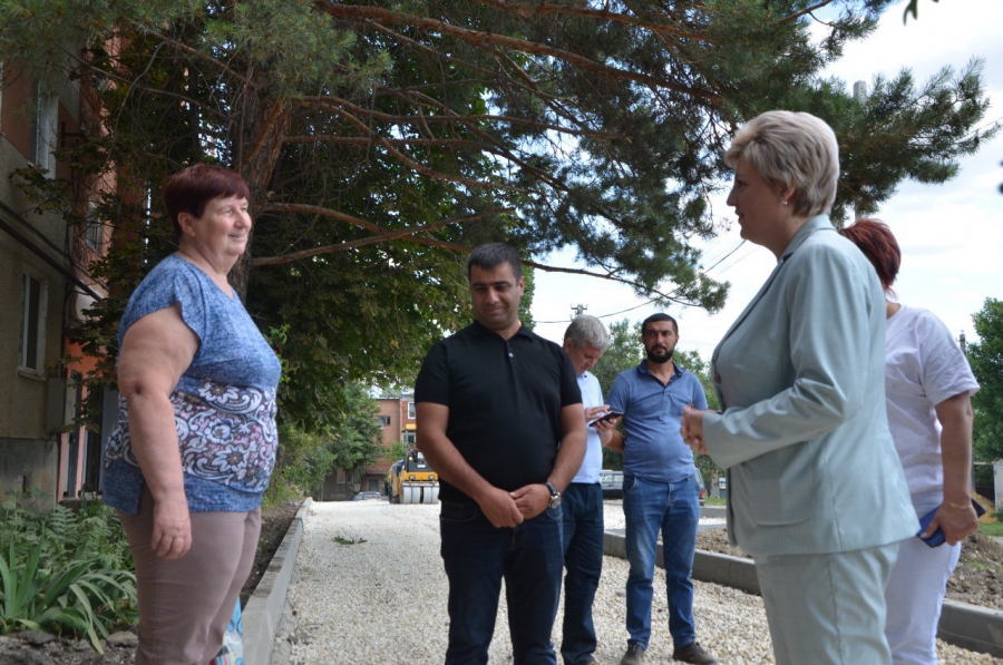 В поселке Расково благоустраивают более 2000 кв.м дворовой территории